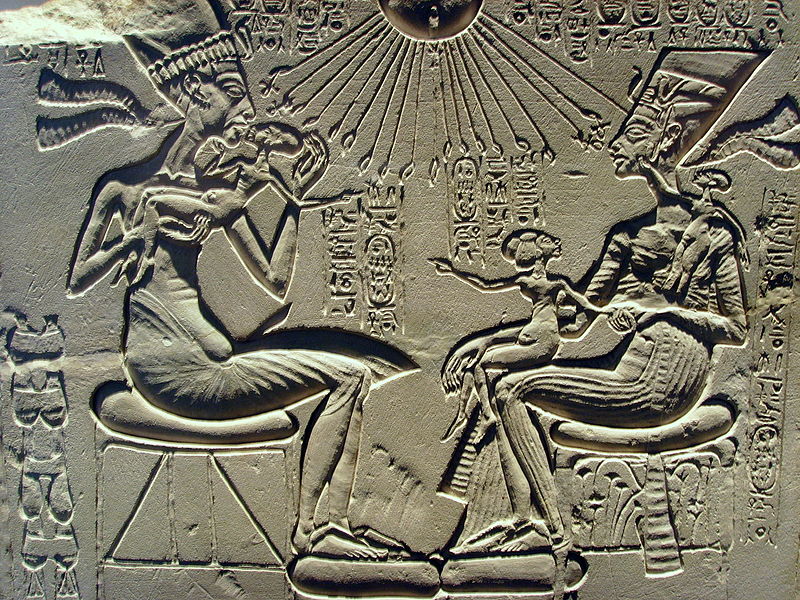 135px-Akhenaten,_Nefertiti_and_their_children.jpg